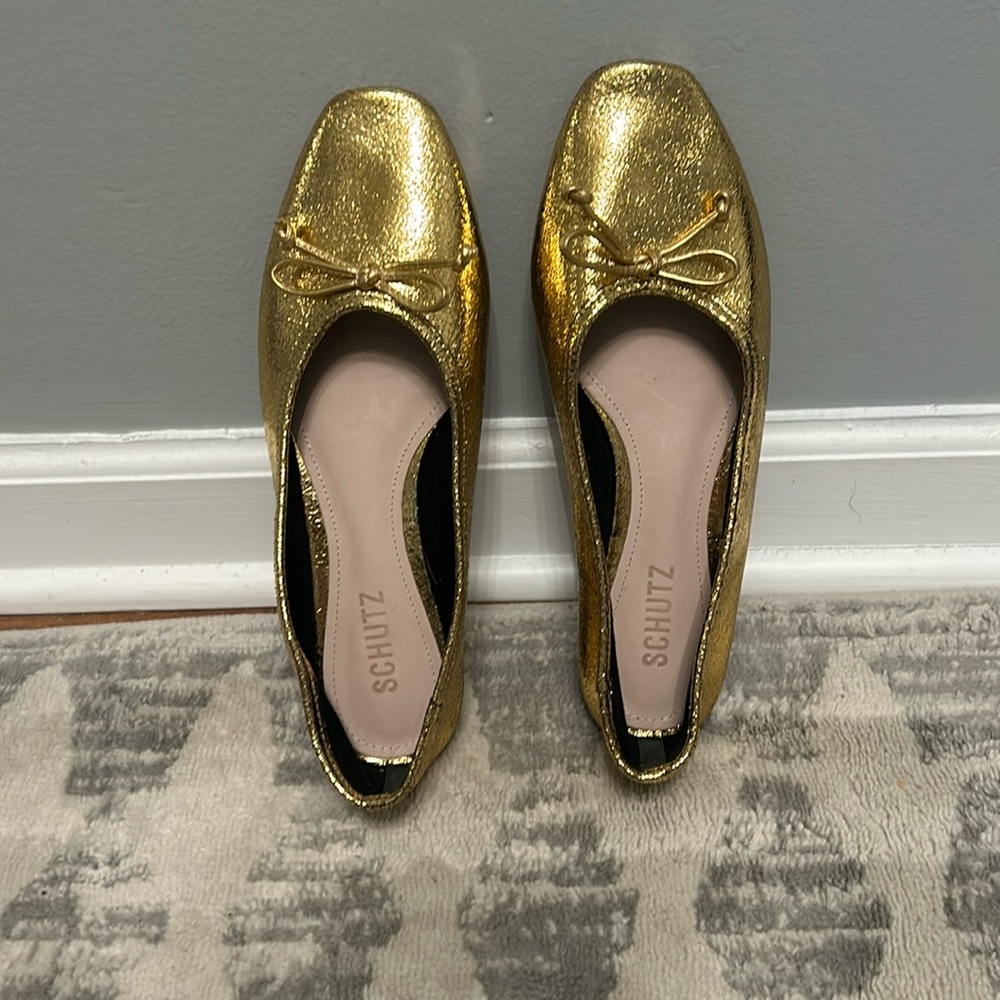 Selling brand new gold flats it’s the perfect shoe to go with your  dress